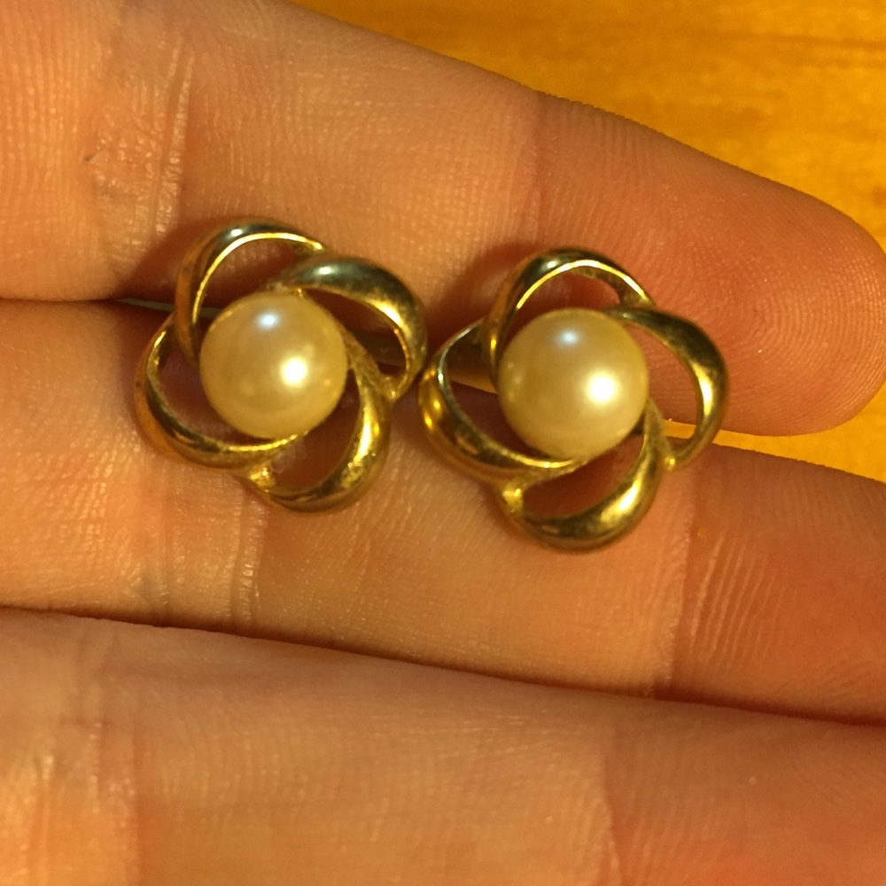 Gold and pearl flower earrings